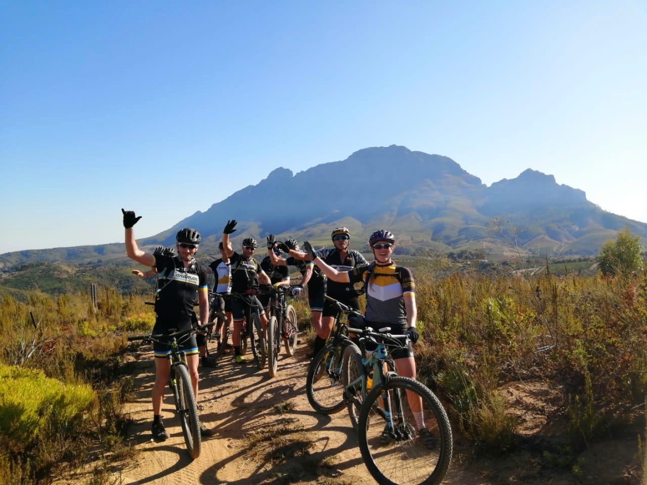 Midlon-fietsers samen in een berglandschap