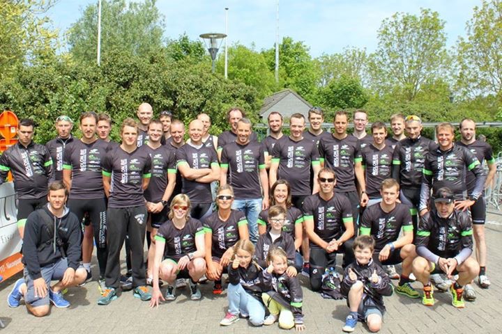 Grote groepsfoto van Midlon in vroegere clubkledij