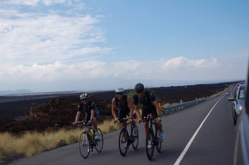 Drie clubgenoten op de fiets in een bijzonder landschap
