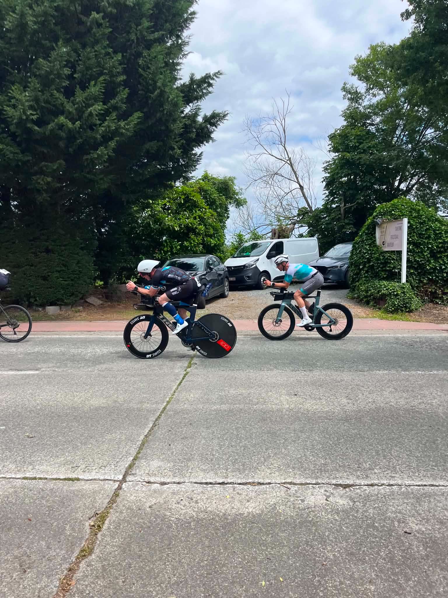 Midlon fietsers tijdens triatlon