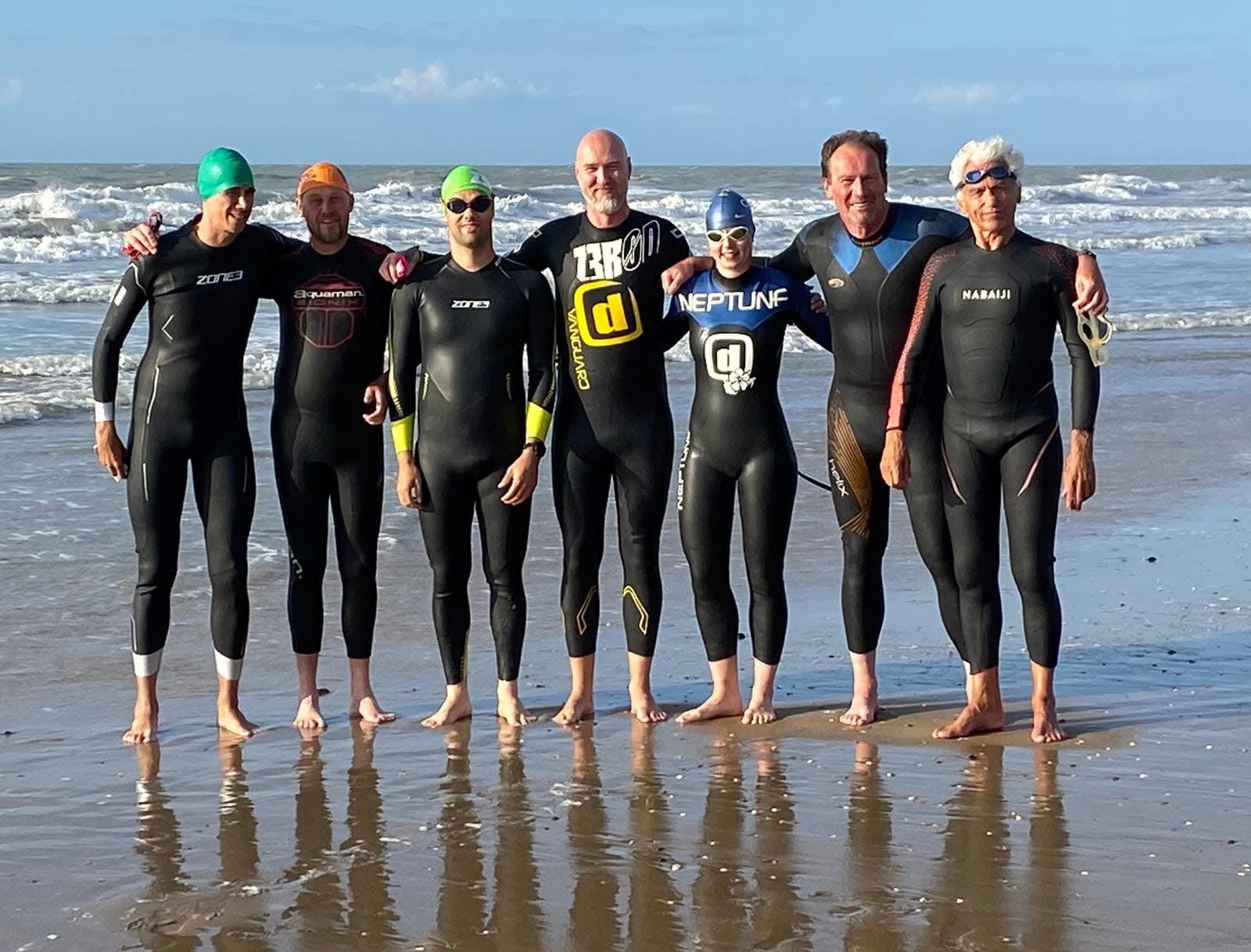 Midlon zwemmers samen op het strand